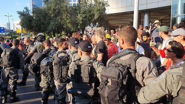 Police officers prevent protesters from blocking Azrieli Junction on Wednesdaynullnull Police officers prevent protesters from blocking Azrieli Junction on Wednesday