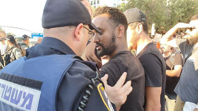 Police forces confront protesters in Azrieli Junctionnullnull Police forces confront protesters in Azrieli Junction