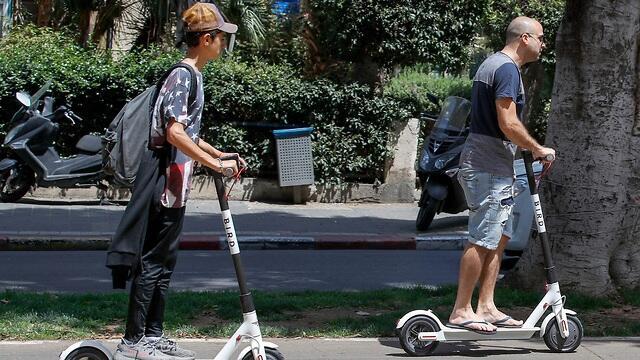 Без шлемов, без правил: электросамокаты в Тель-Авиве. Фото: AFP (צילום: AFP) Без шлемов, без правил: электросамокаты в Тель-Авиве. Фото: AFP