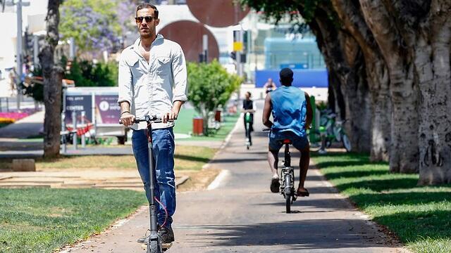 Электросамокаты в Тель-Авиве. Фото: AFP (צילום: AFP) Электросамокаты в Тель-Авиве. Фото: AFP