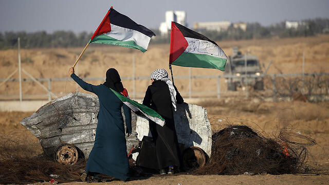 Riots along the Israeli Gaza border (Photo: AFP) (צילום: AFP) Riots along the Israeli Gaza border (Photo: AFP)