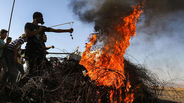 Palestinian protests along the Gaza border fence earlier this month (צילום: AFP) Palestinian protests along the Gaza border fence earlier this month