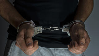 מעצר עצור אזיקים אזיק חשוד אילוסטרציה