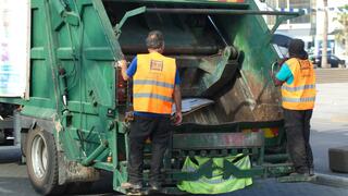 משאית זבל בפעולה