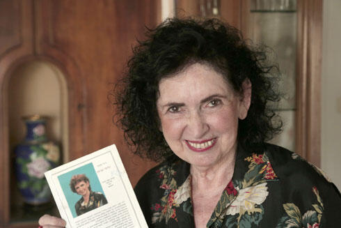 Профессор Манор со своей новой книгой "Счастье не быть идеальной". Фото: Цвика Тишлер (Профессор Манор со своей новой книгой "Счастье не быть идеальной". Фото: Цвика Тишлер) Профессор Манор со своей новой книгой "Счастье не быть идеальной". Фото: Цвика Тишлер