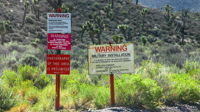 Теория конспирации приписывает Зоне-51 исследование НЛО. Фото: shutterstock