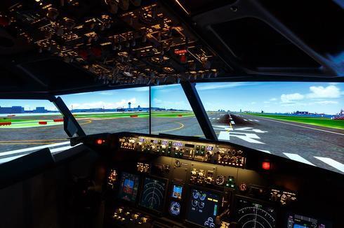 מלון האנדה אקסל טוקיו חדר עם סימולטור טיסה (צילום: Haneda Excel Hotel Tokyu) מלון האנדה אקסל טוקיו חדר עם סימולטור טיסה