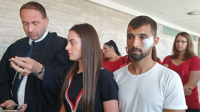 Родители Ясмин Винта с адвокатом Яаковом Шкляром (крайний слева). Фото: Барэль Эфраим (צילום: בראל אפרים) Родители Ясмин Винта с адвокатом Яаковом Шкляром (крайний слева). Фото: Барэль Эфраим