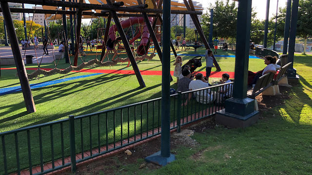 Visitors enjoy a children's playground at a park in the northern Israeli town of Afula, July 13, 2019 (Photo: Reuters) Visitors enjoy a children's playground at a park in the northern Israeli town of Afula, July 13, 2019