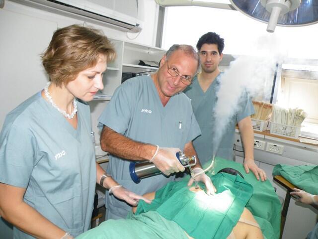 На операции с применением криохирургии. Фото: Эли Дадон