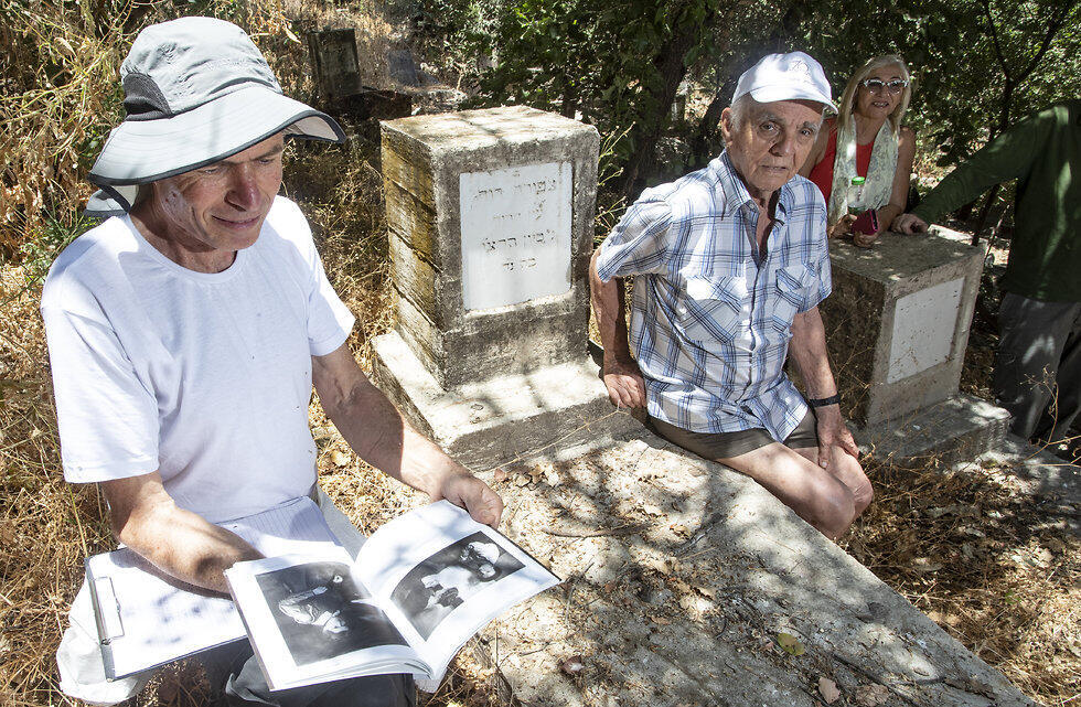 Туристы на могилах. Фото: Гиль Нехуштан