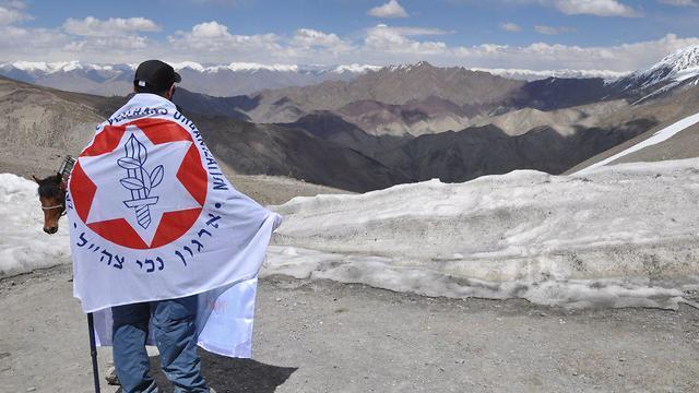 На Гималаях с флагом организации инвалидов ЦАХАЛа. Фото: Рои Вайнбергер