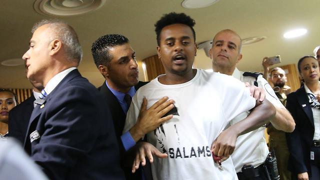 Родственника Така выводят из зала заседаний кнессета. Фото: Алекс Коломойски