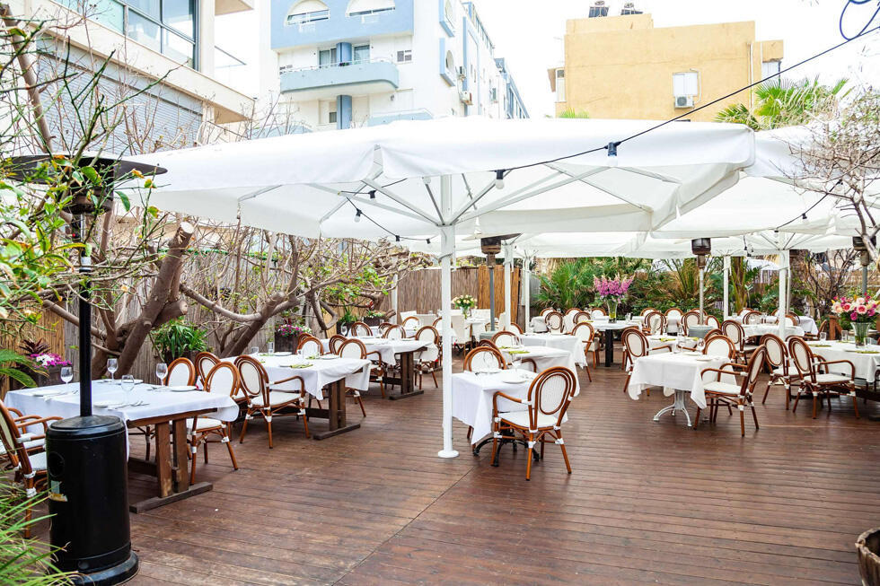 Обед на террасе с морским бризом - самое то в жаркий день