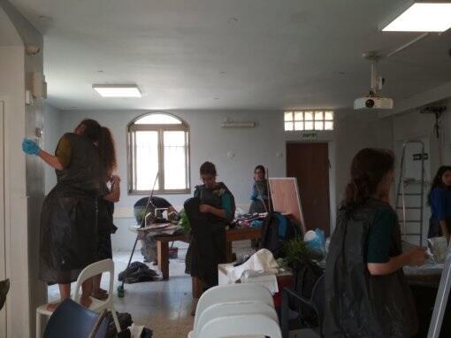 Школьницы из ульпаны за ремонтом. Фото: пресс-служба