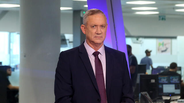 Benny Gantz talks to Ynet on Wednesday (צילום: יריב כץ ) Benny Gantz talks to Ynet on Wednesday
