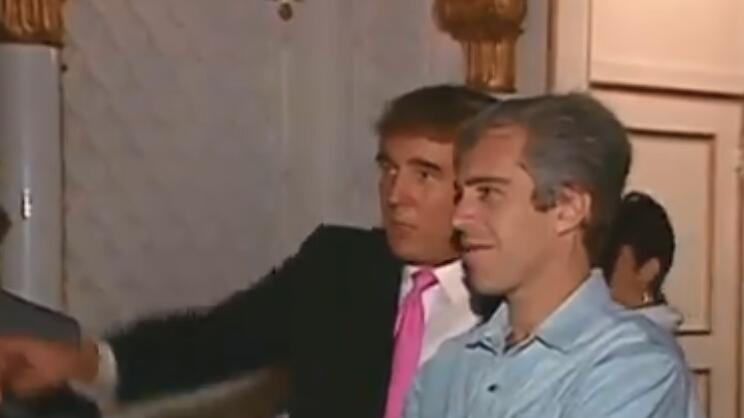 Donald Trump and Jeffrey Epstein at a party at Mar-a-Lago in1992 (Photo: NBC network) דונלד טראמפ ג'פרי אפשטיין מסיבה מאר א-לאגו פלורידה ב-1992