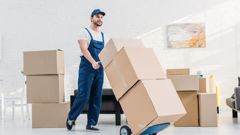 הובלה של ארגזים במעבר דירה