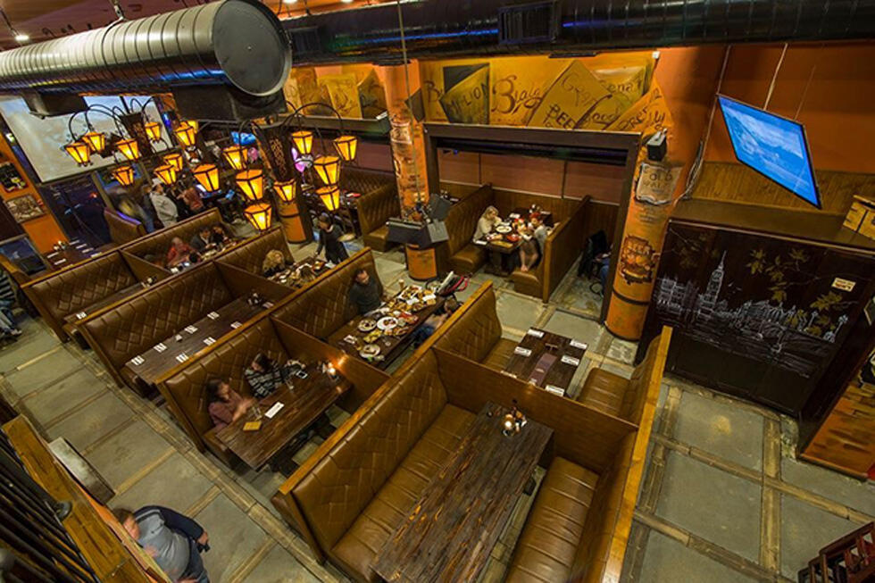 Интерьер ресторана оформлен в виде морского судна