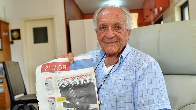 Prof. Yehuda Kedar with the 1969 Yedioth Ahronoth article on the moon landing