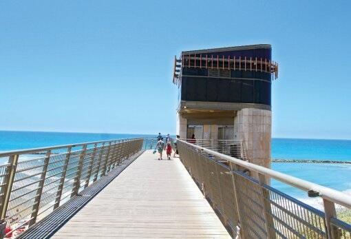 Лифт на пляже "Сиронит" в Нетании. Фото: Асаф Фридман (Лифт на пляже Сиронит в нетании. Фото: Асаф Фридман) Лифт на пляже "Сиронит" в Нетании. Фото: Асаф Фридман