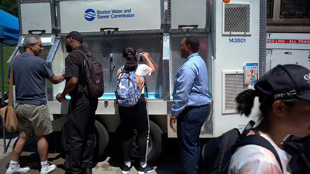 На улицах появились мобильные поилки. Фото: ЕРА (צילום: EPA) На улицах появились мобильные поилки. Фото: ЕРА