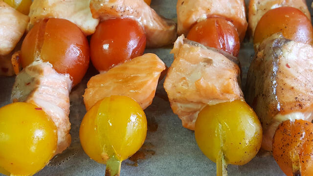 Шашлыки из лосося с черри. Фото: Мири Цадок (צילום: מירי צדוק) Шашлыки из лосося с черри. Фото: Мири Цадок