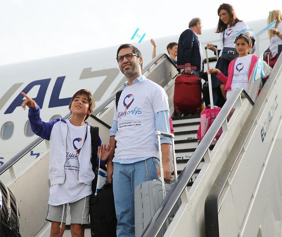 Репатрианты прибывают в Бен-Гурион. Иллюстрация: Моти Кимхи, архив