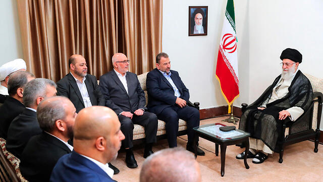 Iranian Supreme Leader Ayatollah Ali Khamenei meeting with a Hamas delegation in Tehran (צילום: AP, Office of the Iranian Supreme Leader) Iranian Supreme Leader Ayatollah Ali Khamenei meeting with a Hamas delegation in Tehran