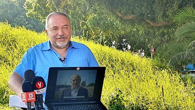 Avigdor Liberman on the campaign trail in Ashkelon (Photo: Roee Idan) (צילום: רועי עידן) Avigdor Liberman on the campaign trail in Ashkelon (Photo: Roee Idan)