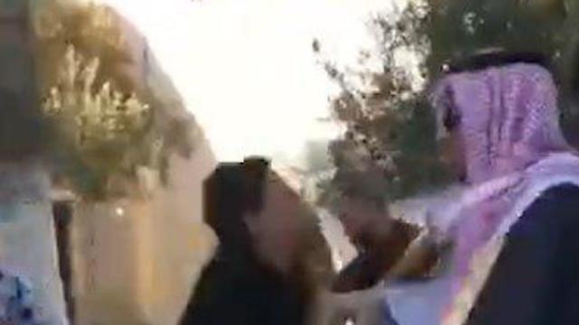 Палестинский подросток плюет в Сауда на Храмовой горе