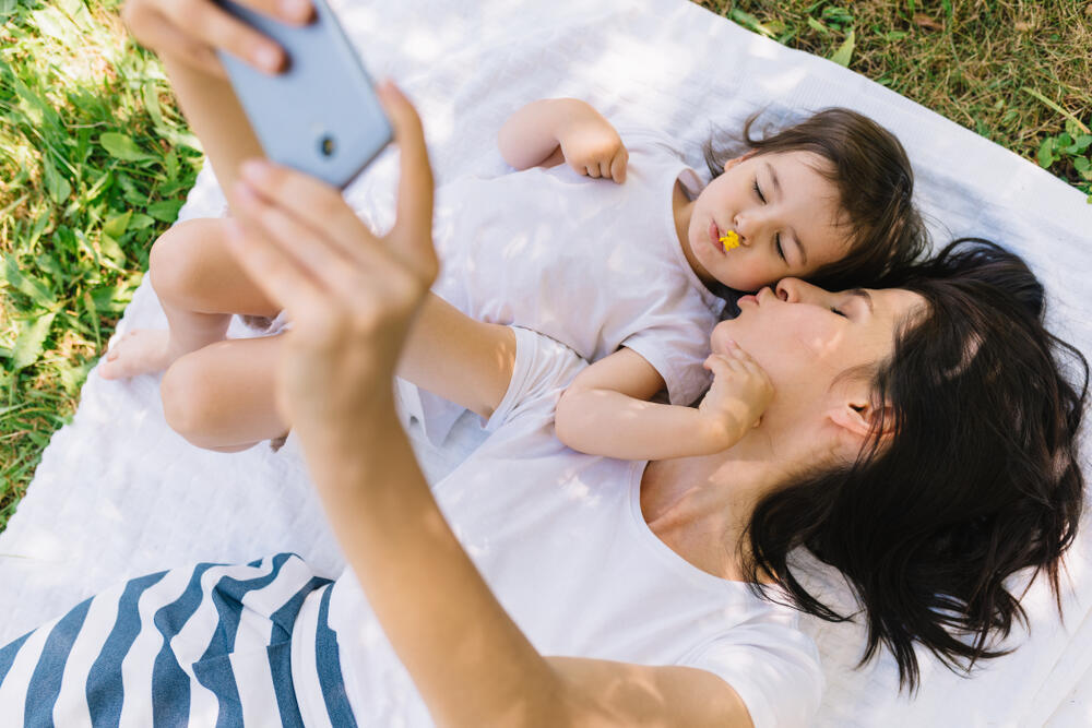 Некоторые родители считают своим долгом публиковать фото детей ежедневно. Фото: shutterstock