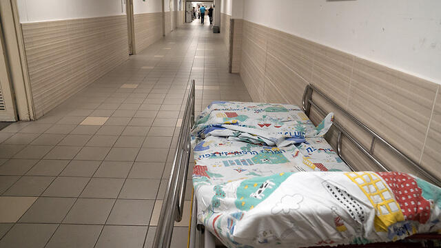 Койка в коридоре. Больница "Зив", Цфат. Фото: Эфи Шарир