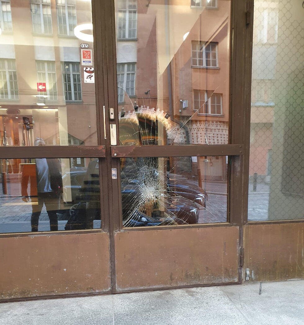 Разбитая дверь посольства Израиля в Хельсинки