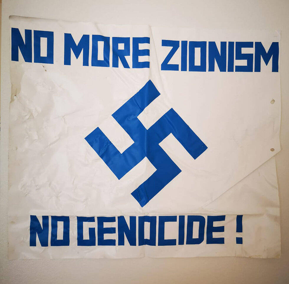 Такой флаг был вывешен на посольстве Израиля: Нет сионизму и геноциду!