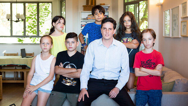 Qian's friends with Acting Ramat Gan Mayor Liad Ilani, who has offered his support for the Esta family (Photo: Tommy Harpaz)