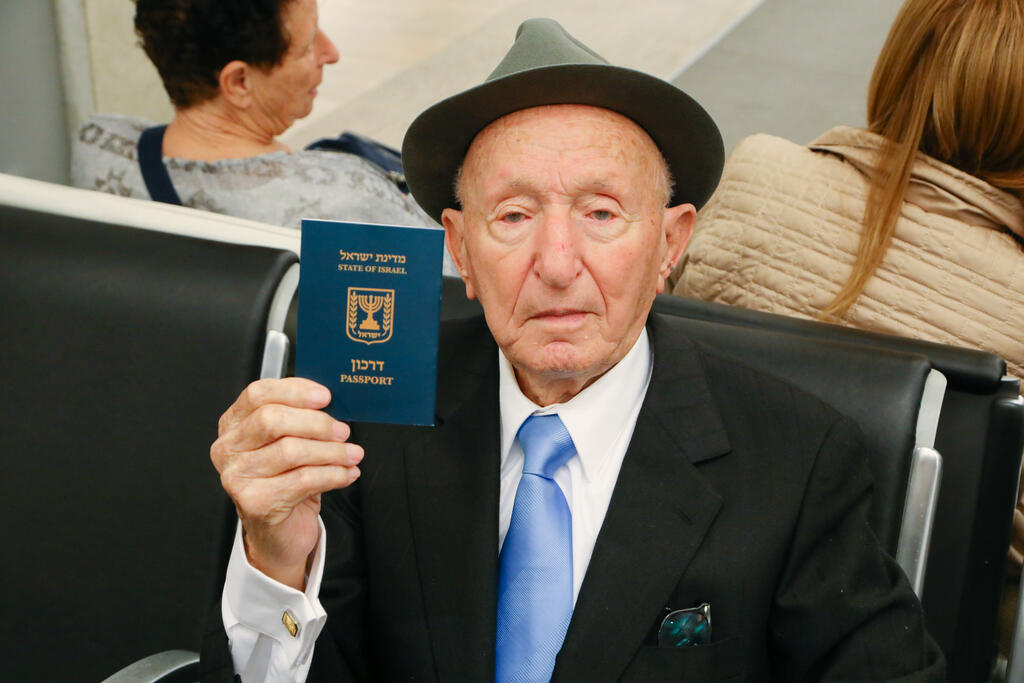 Yehuda Aharon Widawski with his Israeli passport יהודה וידבסקי