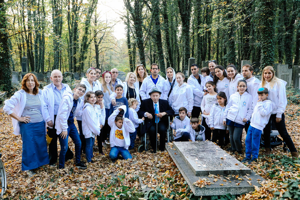 Widawski at the Jewish cemetery in Lodz, where he restored thousands of gravestones בבית העלמין בלודז' שבו שיפץ אלפי מצבות