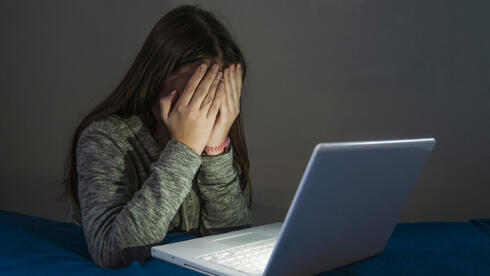 ילדה מול מחשב