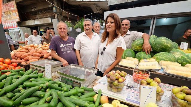 Перец и Леви-Абукасис на рынке в Рамле. Фото: Шауль Голан