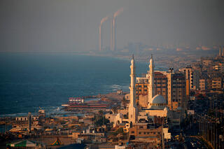 ארכיון מסגד חוף ים עזה ברקע אשקלון