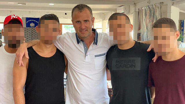 В центре - адвокат Нир Яслович