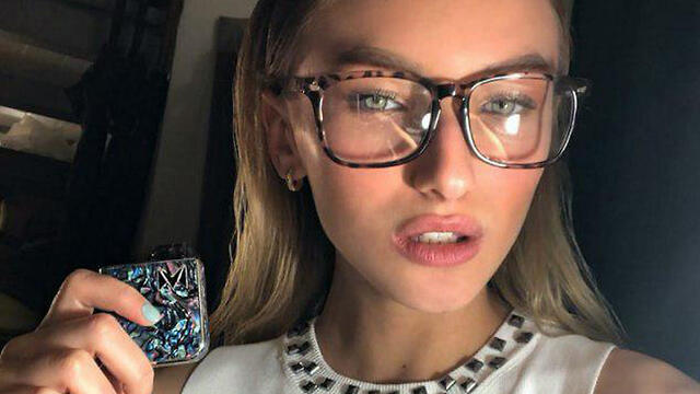 Алин Гольдман с электронной сигаретой. Фото: инстаграм