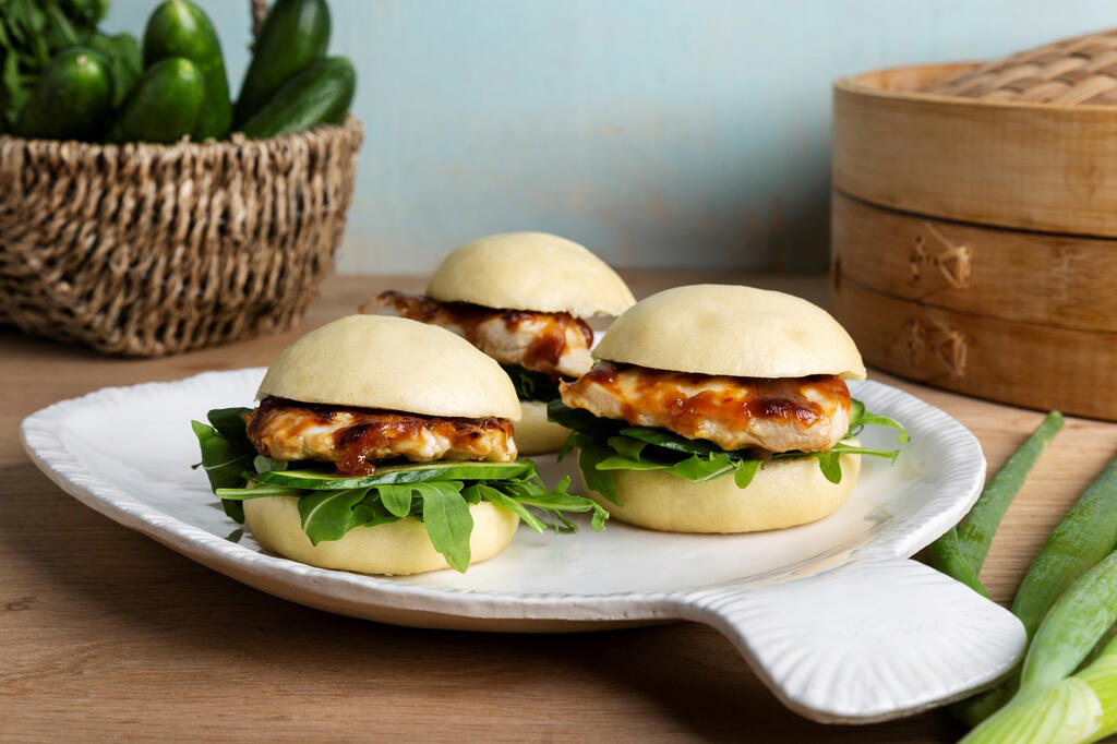 Steamed chicken buns with soy-teriyaki glaze (Photo: Shani Halevi) אוכל
