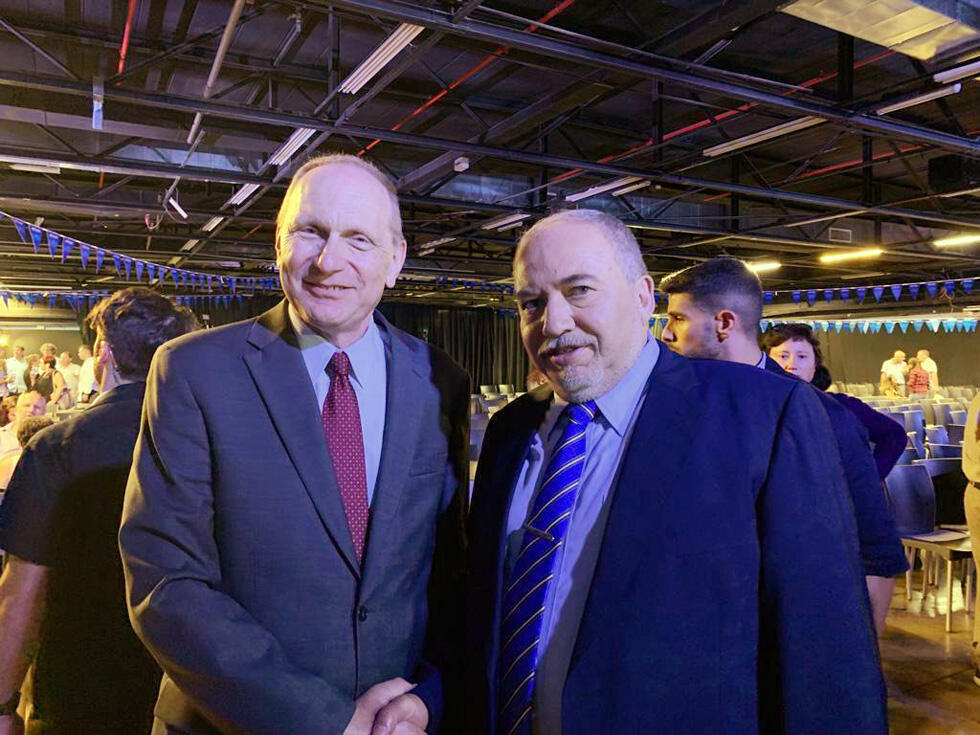 Леонид Эйдельман и Авигдор Либерман. Фото: пресс-служба НДИ