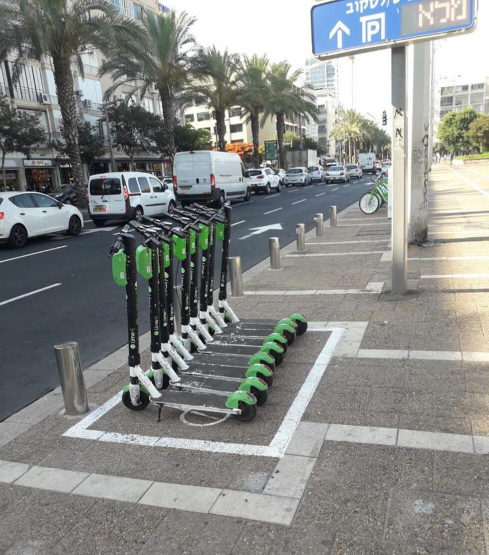 Парковка прокатных самокатовnullnull Парковка прокатных самокатов