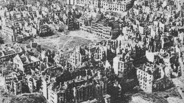 Warsaw 1944 (Photo: Wikipedia) Warsaw 1944