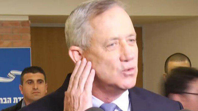 Ганц жалуется на правое ухо. Фото: Моше Мизрахи (צילום: משה מזרחי) Ганц жалуется на правое ухо. Фото: Моше Мизрахи