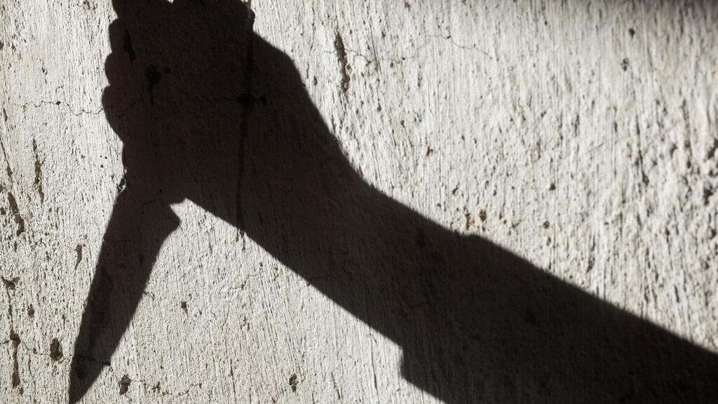 Нападение с ножом. Иллюстрация (Фото: shutterstock) Нападение с ножом. Иллюстрация