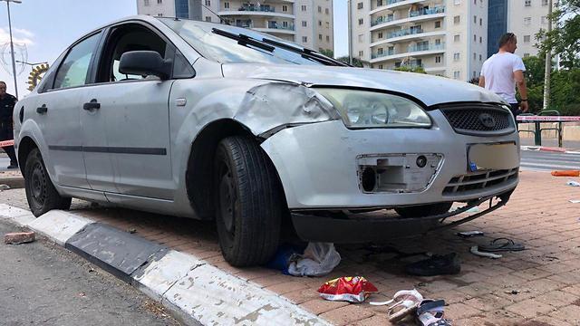 Машина, сбившая 4 человек в Кирьят-Гате. Фото: пресс-служба полиции (צילום: דוברות המשטרה) Машина, сбившая 4 человек в Кирьят-Гате. Фото: пресс-служба полиции